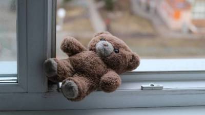 В Новосибирске ребенок выжил после падения с 7 этажа