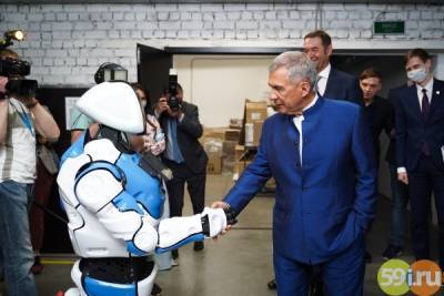 Президент Татарстана впервые встретился с пермским человекоподобным андроидом