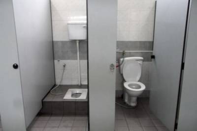 Россиянина поймали за проделыванием дыр для секса в общественных туалетах