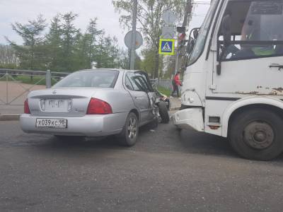 Видео: автобус «впечатал» легковушку в дорожное ограждение в Колпино