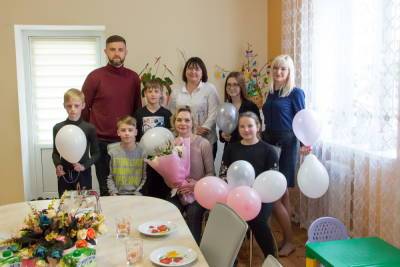 Правило «трех минут» и одна общая мечта. Большая семья Дорошенко принимала поздравления с Днем семьи от представителей областной нотариальной палаты
