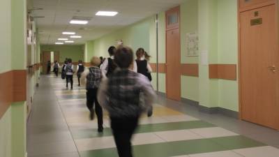В Казани эвакуировали 15 школ после сообщений о заложенных в них бомбах