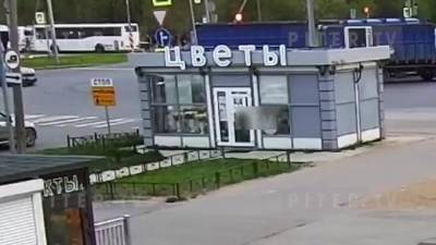 Видео: на пересечении улиц Репищева и Вербной произошла массовая драка - piter.tv - р-н Приморский