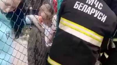 В Минске спасатели помогли девочке достать застрявшую в металлическом ограждении руку