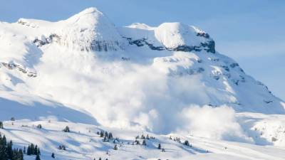 Два лыжника погибли в швейцарском Граубюндене при сходе лавины