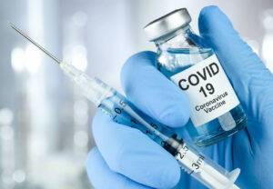 Человек заболел или уехал, когда нужно вводить второй компонент вакцины от COVID-19. В Минздраве рассказали, что делать в подобных случаях