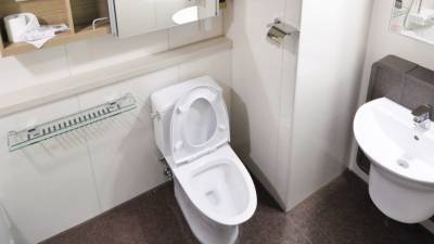 Россиянам объяснили, почему опасно брать смартфон в туалет
