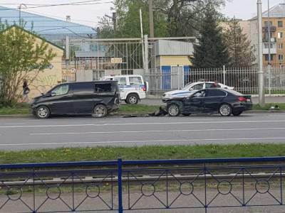 На Кузнецком проспекте в Кемерове столкнулись два автомобиля