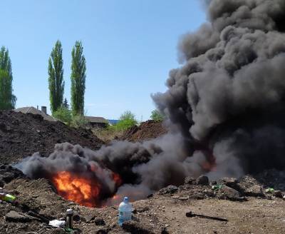 Бочки с мазутом горели на территории завода в Усмани (видео)
