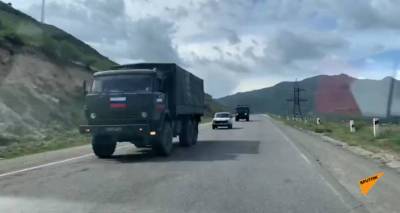 Колонна российских миротворческих сил движется в направлении юга Армении – видео