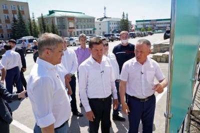 Радий Хабиров проверил ход реконструкции площади в городе Зауралья на средства федерального гранта