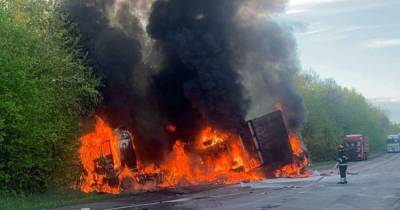 В Хмельницкой области произошла массовая авария: погибли четыре человека, три автомобиля сгорели (4 фото)