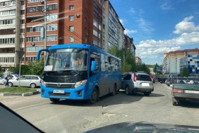 В Туле на улице Степанова легковушка влетела в автобус