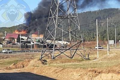 Пожарные тушат загоревшийся дом в микрорайоне Песчанка в Чите