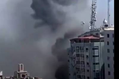 Появилось видео попадания ракет в здание с офисами СМИ в Газе
