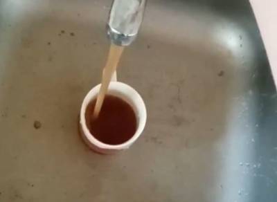 В Недостоеве из водопроводного крана течет «персиковый сок»