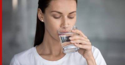 Почему пить слишком много воды опасно, рассказали ученые
