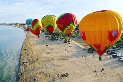 В небо Анапы запустили десятки воздушных шаров