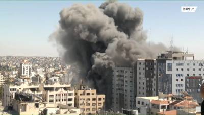 Момент разрушения здания с офисами мировых СМИ в Газе — видео