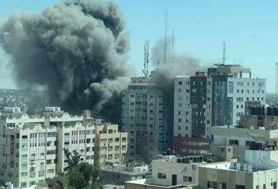 Израиль разбомбил здание с офисами международных СМИ в Газе (видео)