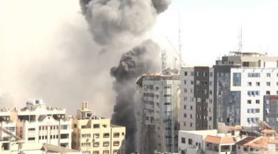 Израиль ракетным ударом разрушил многоэтажку в Газе — видео