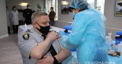 Столичные полицейские начали получать вторую дозу вакцины против COVID-19