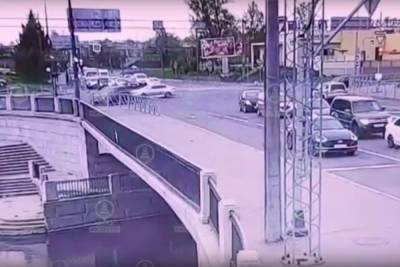 В Петербурга водитель Volkswagen Tiguan протаранил ограду Обводного канала