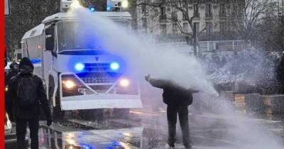 Парижская полиция применила водометы во время акции в поддержку Палестины