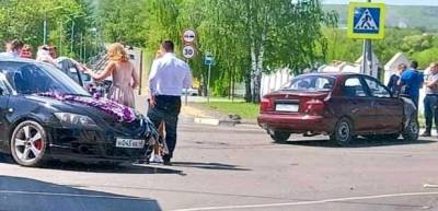 Свадебный кортеж попал в аварию в Задонске