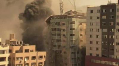 Израиль разбомбил здание, в котором ХАМАС использовал СМИ как живой щит: момент попал на видео