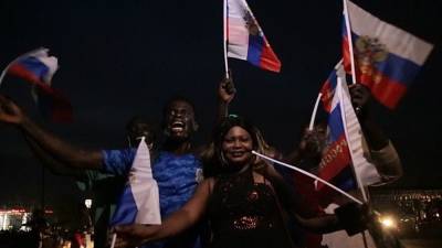 Жители ЦАР устроили акцию с российскими флагами в честь премьеры фильма "Турист"
