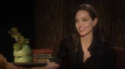 Анджелина Джоли с короткими волосами озадачила видом до того, как стала иконой стиля: "Скрывать такое..."