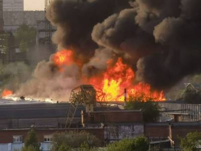 В Екатеринбурге начался крупный пожар в частном секторе. Есть угроза взрыва
