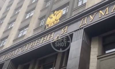 В Москве упала «буква закона»: сильный ветер повредил здание Госдумы