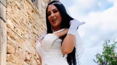 "Самая сексуальная женщина Бразилии" надела на свадьбу голое платье, не оставив жениху ни шанса
