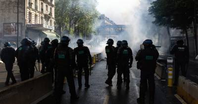В Париже полиция начала стрелять резиновыми пулями в демонстрантов
