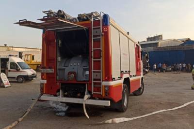 Спасатели заявили об угрозе взрыва при пожаре на пилораме в Екатеринбурге