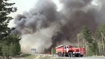 Новости на "России 24". Природный пожар в 15 километрах от Тюмени грозит перейти в верховой