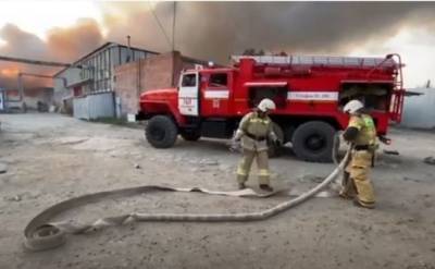 В Екатеринбурге пожар — горит пилорама и стройматериалы, площадь огня растет