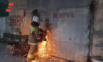 Пожарные вскрывают гаражи в Екатеринбурге, чтобы спасти машины от огня