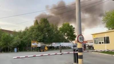 В Екатеринбурге горит уже две тысячи квадратных метров