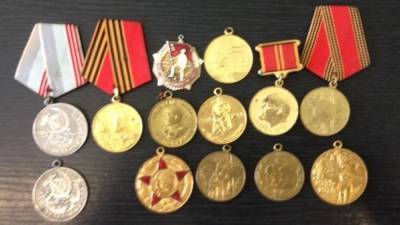 Приторговывавшего медалями времен СССР москвича задержали полицейские
