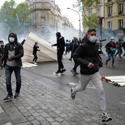 Полиция в Париже применила резиновые пули против демонстрантов
