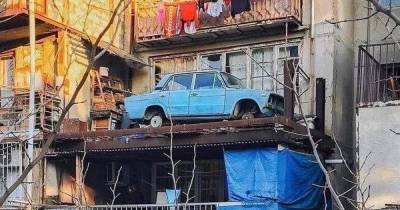 Гараж на балконе. Как 30 лет назад в жилом доме в Тбилиси прописался автомобиль (видео)