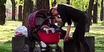 В Старосенном Одесса женщина в неадеквате качала коляску с лежащим вниз лицом ребенком - Видео - ТЕЛЕГРАФ