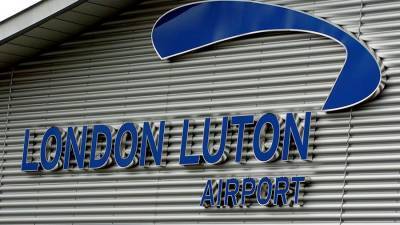 Четыре человека пострадали в массовой драке в аэропорту Лондона