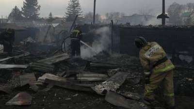 Охвативший в Екатеринбурге пилораму и садовые дома пожар локализован