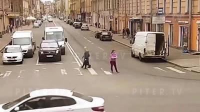 Пьяная петербурженка выступила в роли регулировщика на пересечении улицы Некрасова и Литейного проспекта: видео