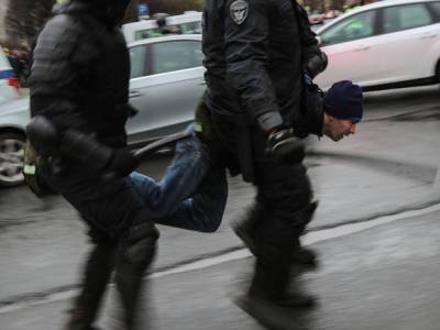В Москве задержали двух участников пикета в поддержку Навального