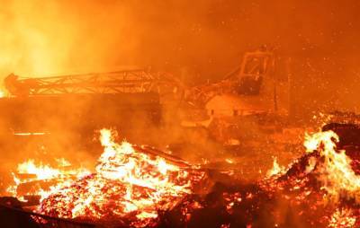 Пожарные ликвидировали открытое горение пилорамы и садовых домов в Екатеринбурге